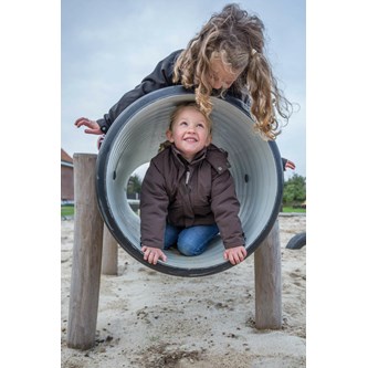 Lektunnel på stolpar av robinia